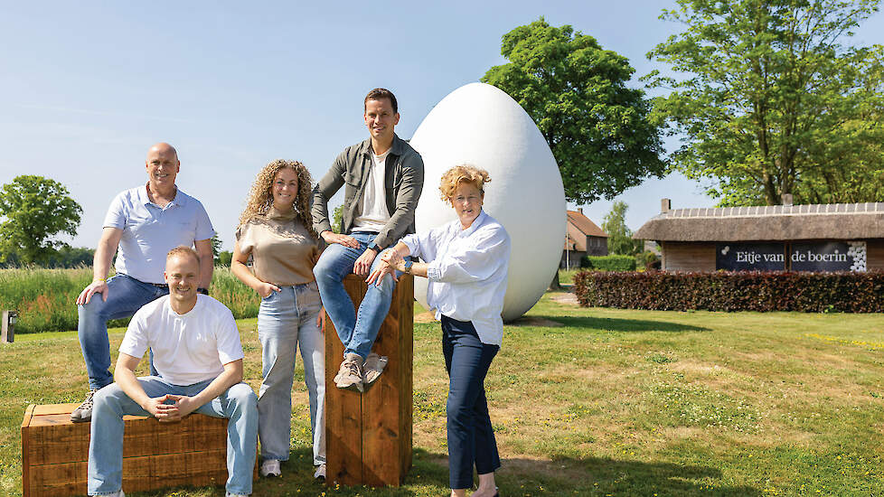 V.l.n.r. John, Jelle, Aafke, Douwe en Marian Claessens bij inrit bedrijf Ysselsteynseweg 70.
