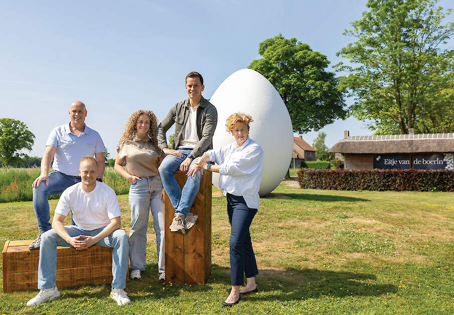 V.l.n.r. John, Jelle, Aafke, Douwe en Marian Claessens bij inrit bedrijf Ysselsteynseweg 70.