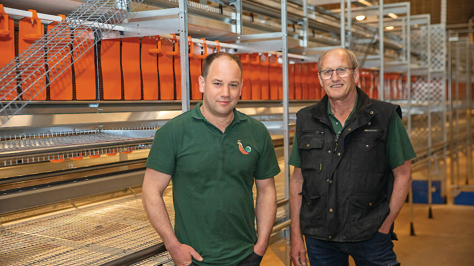 Welmer en zijn vader Egbert van der Veen vervingen dit jaar het volièresysteem in stal 2 voor het Natura Step-systeem van Big Dutchman. In stal 1 werkt de familie hier sinds 2021 mee en ze rapen sindsdien minder buitennesteieren.