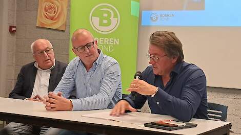 Drie leden van de Kruisemse eiercommissie gaven afgelopen maandag 19 mei uitleg hoe de wekelijks genoteerde prijzen tot stand komen (Van links naar rechts: Louis Pyfferoen, Geert Albers, en Chris Naenen)
