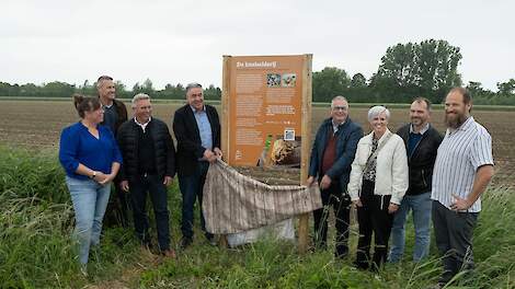 De onthulling van een gewassenbord met geheel links Odile de Pooter en geheel rechts Marcin Beaufort als initiatiefnemers.