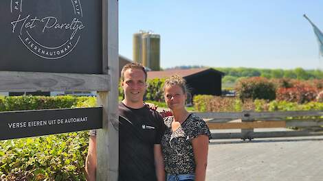 Pluimveehouders Wouthera en Aris van de Glind houden sinds 2020 samen leghennen in Rhenen.