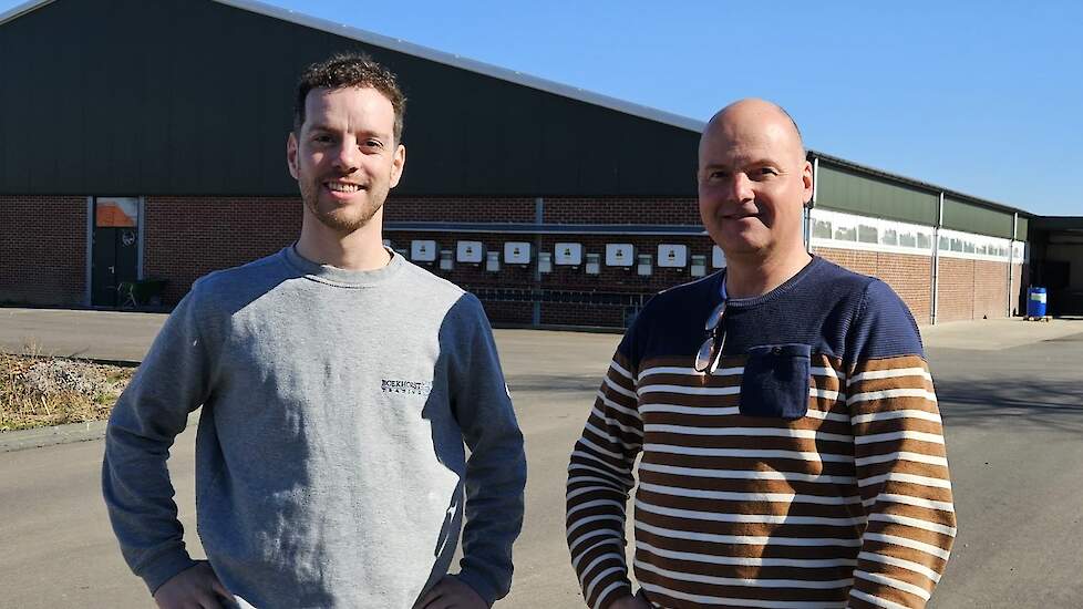 Varkenshouder Daan Boekhorst met accountmanager van Voergroep Zuid Jan Beekmans