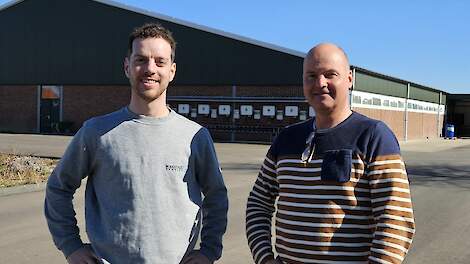 Varkenshouder Daan Boekhorst met accountmanager van Voergroep Zuid Jan Beekmans