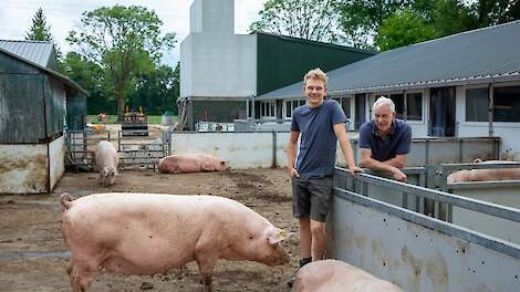 Bart Selman (21) en Bert Selman (62) tussen de dragende zeugen. Beiden helpen actief mee tijdens de renovatie op het bedrijf. Bart is niet de bedrijfsopvolger; dat is dochter Linsey.