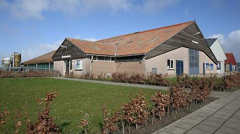 De melkveestal van de Aeres Hogeschool in Dronten.