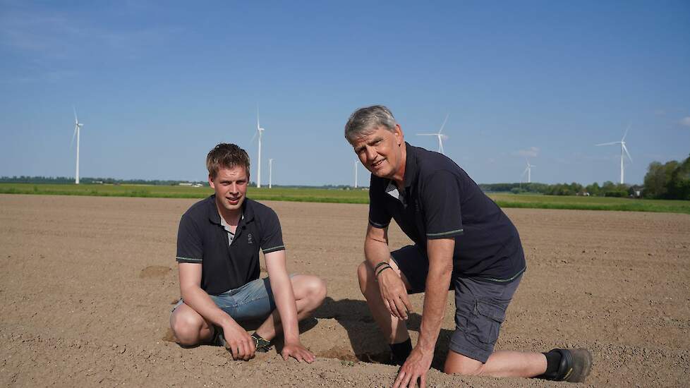 Piet-Jan van der Eijk (links) heeft samen met zijn ouders Pieter en Janny een akkerbouwbedrijf in Dronten (Fl.).