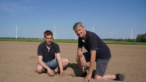 Piet-Jan van der Eijk (links) heeft samen met zijn ouders Pieter en Janny een akkerbouwbedrijf in Dronten (Fl.).