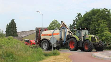 Een trekker rijdt een provinciale weg op. Beeld ter illustratie.