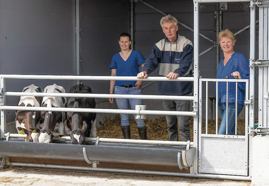 Fons en Paulien Vonk samen met hun dochter Dianne voor de nieuwe open-front-kalverstallen.
