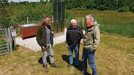 Wim Verdonschot (links), Piet Blankers (midden) en Erik van der Hoeven in gesprek bij de dubbele grondwatermeter waar de grondwaterstand in het lage deel van natuurgebied ’t Molentje wordt afgelezen.