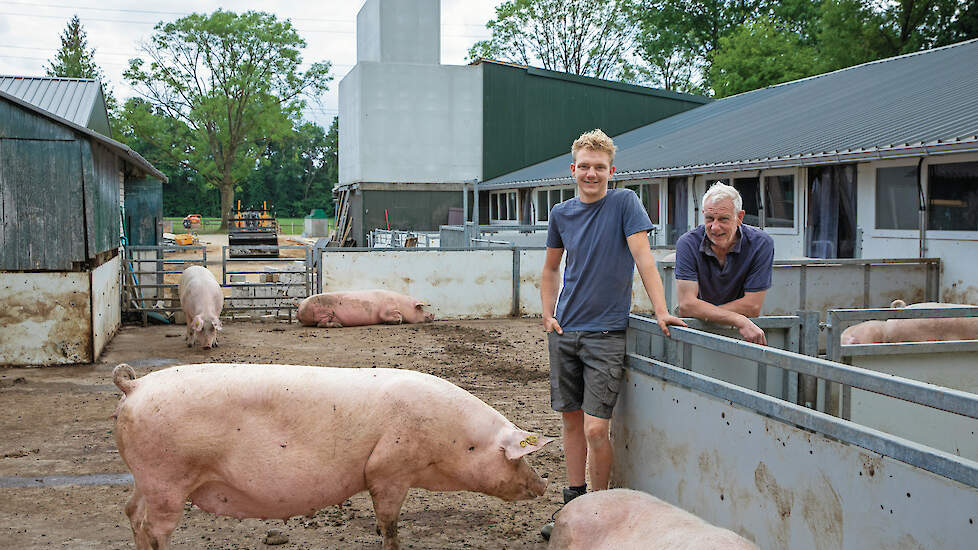 Bart (21) en Bert (62) Selman helpen samen mee bij de renovatie. Bart is niet de beoogd opvolger.