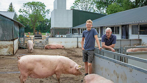 Bart (21) en Bert (62) Selman helpen samen mee bij de renovatie. Bart is niet de beoogd opvolger.