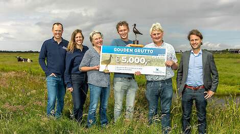 Vlnr: Bernard de Jong, Eva Fransen (beiden Vogelbescherming), Linda, Arjan en Hans Mulder en Michiel van den Bergh (Vogelbescherming).