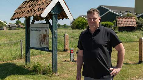 Jeroen Kemper houdt in Ambt Delden (OV) in twee even grote stallen 36.000 vleeskuikenouderdieren inclusief hanen.
