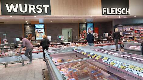 Volgens Tönnies zet het aanhoudend wisselvallige weer momenteel een flinke domper op de vleesverkoop in Duitsland.