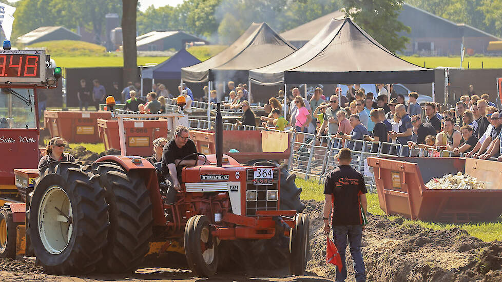 Albert Ligtenberg reed in de 3,5 ton standaard met een International 824. Hij raakte een beetje te ver naar de zijkant en kwam bijna in de greppel terecht. Hij had zijn stuur wel flink bijgedraaid, maar als de voorwielen de grond niet raken, heb je daar n