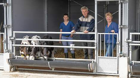 Fons en Paulien Vonk samen met hun dochter Dianne voor de nieuwe open-front-kalverstallen.