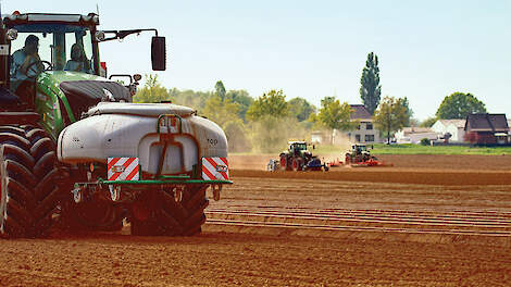 Westfarm heeft banden met Nederland. Zo is de tarwe bestemd voor mengvoerfabrikanten, organische mest komt er vandaan, en de aardappelrooier en de inschuurlijnen zijn geleverd door het Limburgse mechanisatiebedrijf Agrimaas.