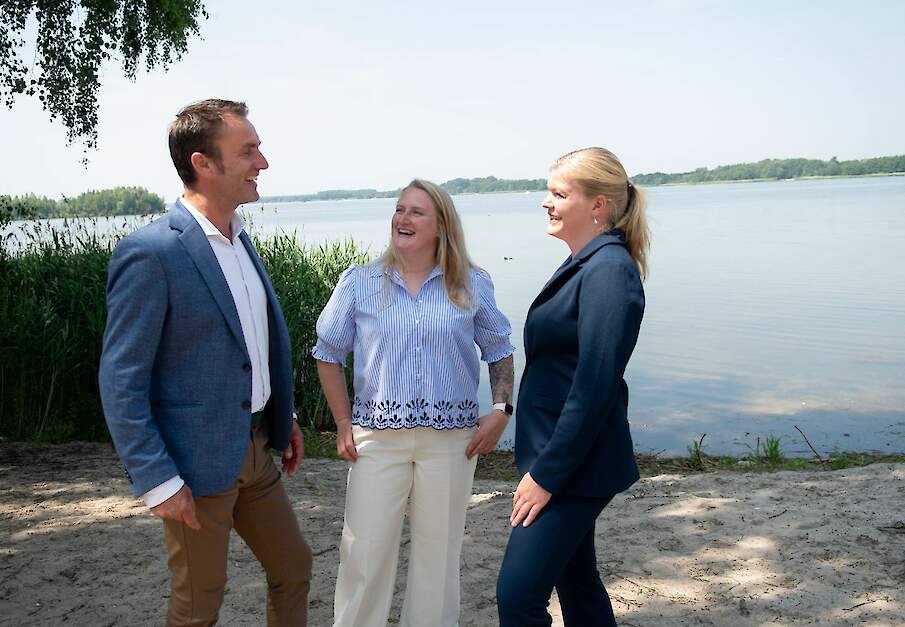 Dirk Bruins blijft voorzitter van LTO Noord (links). Hij krijgt twee nieuwe collega's: Petra Commijs (midden, jongerenvertegenwoordiger) en Anna-Jet Leijenaar (rechts, vicevoorzitter).