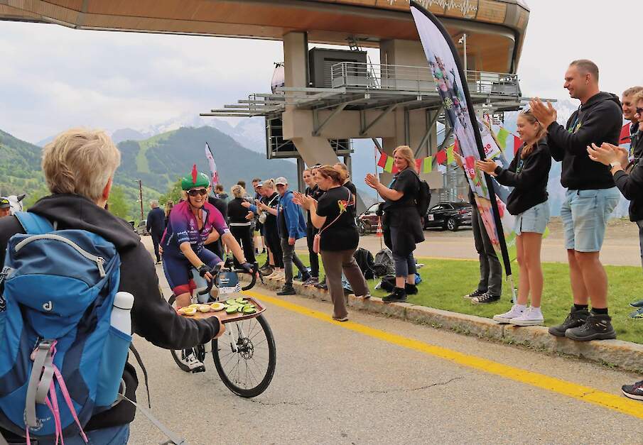Marian Claessens passeert tijdens haar beklimming het BIG Challenge-entertainmentpunt.
