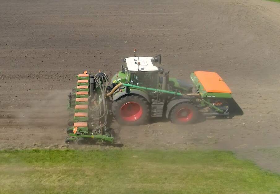 Ma&iuml;szaaien met Amazone en  Fendt 620 Vario profi plus