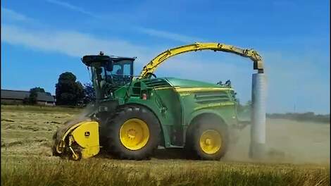 Loonbedrijf Seegers past John Deere hakselaar aan voor natuurgrasbalen
