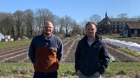 Mark Venner (links) en Ron van Zandbrink (rechts) op het terrein van Leuker1818 in Baexem
