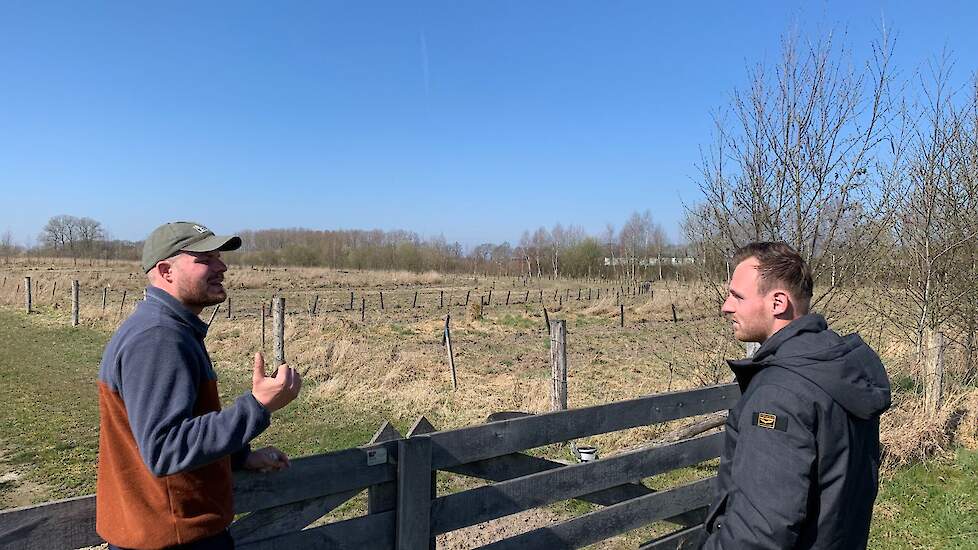 Mark Venner (links) en Ron van Zandbrink (rechts) op het terrein van Leuker1818 in Baexem