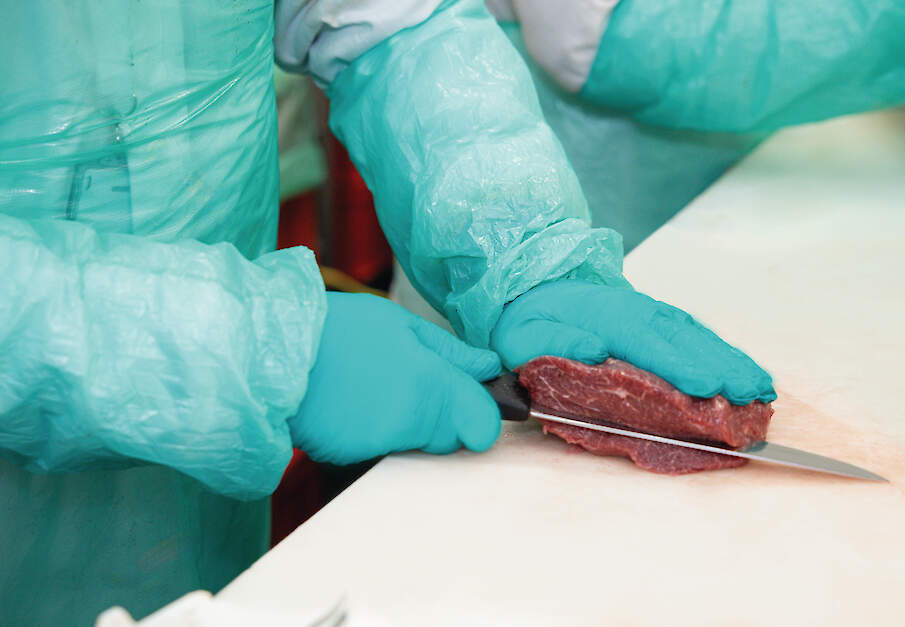 In Son worden de in Roosendaal uitgesneden delen verwerkt tot voor de horeca, tussenhandel en consument geschikte porties.
