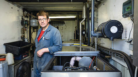 Varkenshouder Bert Hanssens aan de installatie van Biolectric. De pocketvergister levert de familie Hanssens zowel elektrische energie als warmte op. Een win-win op drie vlakken.