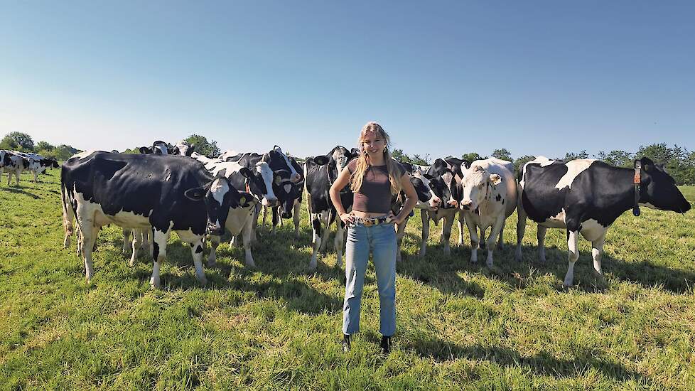Lena Bloemhoff tussen de melkkoeien op het melkveebedrijf dat ze samen met haar vader runt. De koeien worden dag en nacht geweid.