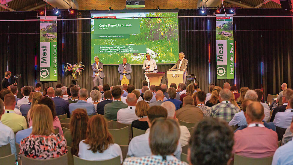 We moeten weer trots worden op mest als grondstof, vinden de sprekers bij het symposium ‘Mest, het bruine goud’