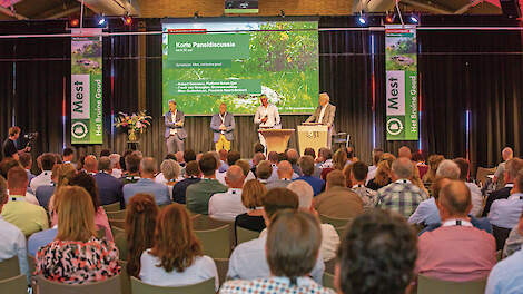 We moeten weer trots worden op mest als grondstof, vinden de sprekers bij het symposium ‘Mest, het bruine goud’