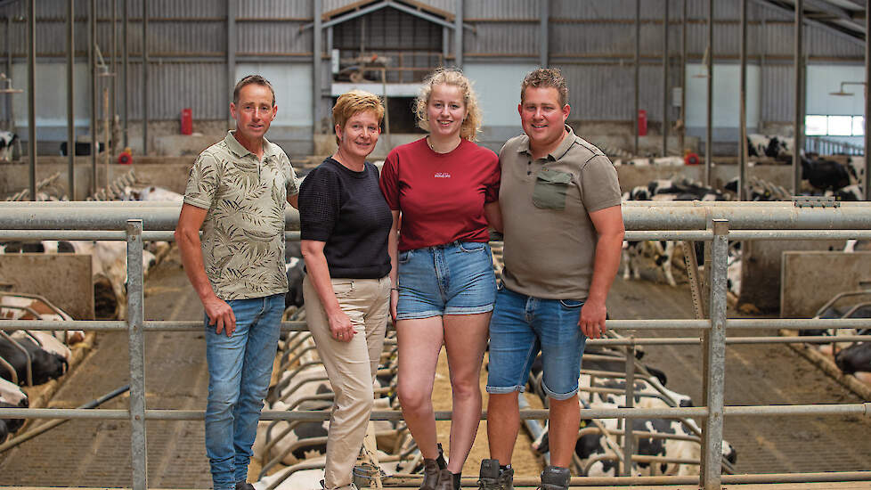 De familie realiseerde in 2017 de 0-6-0 ligboxenstal. Samen verzetten Dirk, Els, Elsa en Hans het werk.