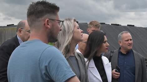 De beide ministers krijgen van Germ Hoekstra uitleg over de Lely Sphere.