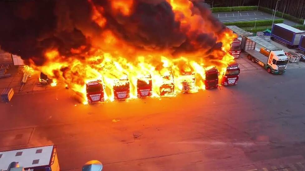 Een brand bij vleeskuikenslachterij Plukon in Blokker (NH) verwoestte zondagochtend 15 juni negen vrachtwagens en een busje.