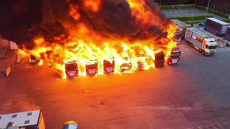 Een brand bij vleeskuikenslachterij Plukon in Blokker (NH) verwoestte zondagochtend 15 juni negen vrachtwagens en een busje.