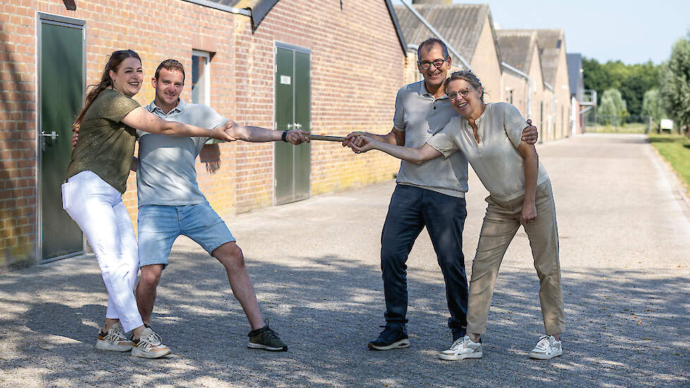 Koen Mans neemt samen met zijn verloofde Mirka Korten het leghennenbedrijf over van zijn ouders Jos en Gerry Mans.