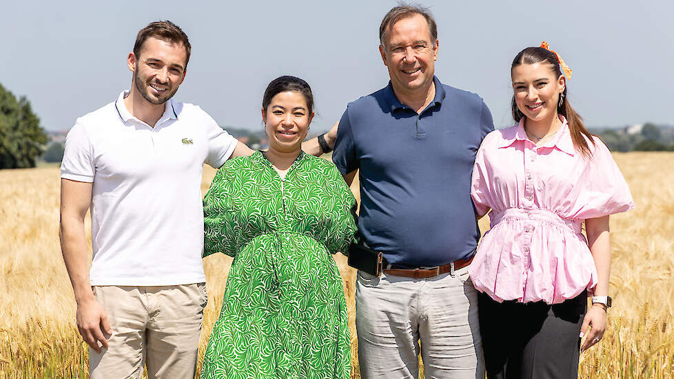 Koen Lafaut (58) van de gelijknamige broederij met links van hem dochter Angela (36) en zoon Maxim (28). Rechts staat Astrid (23); zij is sinds kort halftijds werkzaam in het bedrijf.
