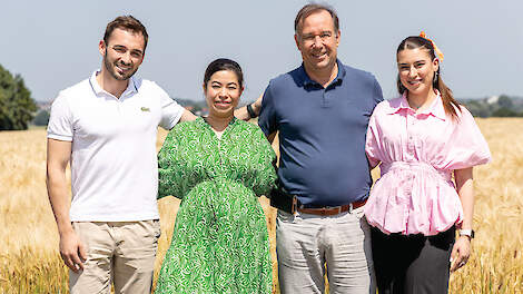 Koen Lafaut (58) van de gelijknamige broederij met links van hem dochter Angela (36) en zoon Maxim (28). Rechts staat Astrid (23); zij is sinds kort halftijds werkzaam in het bedrijf.