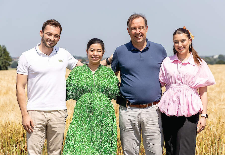 Koen Lafaut (58) van de gelijknamige broederij met links van hem dochter Angela (36) en zoon Maxim (28). Rechts staat Astrid (23); zij is sinds kort halftijds werkzaam in het bedrijf.