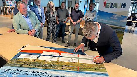 Op de foto: Matthijs de Vries (provincie Fryslân), Frank Jorna (Wetterskip Fryslân), Johan Hagen (gemeente Schiermonnikoog), Jorien Bakker (Vereniging Natuurmonumenten), Erik Visser (Vereniging Boerenbelang Schiermonnikoog), Gerben Korten (Drinkwaterbedri