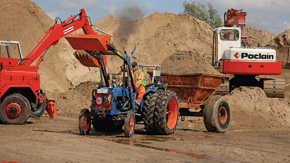 Het mooie aan de HiGro-activiteiten is de verscheidenheid aan machines. De klapkar achter de Ford Major, bouwjaar 1958, is hier volgegooid door twee bejaarde Poclains.