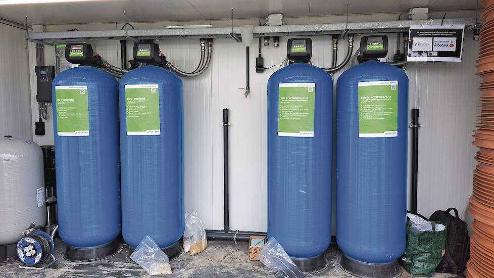 Om een vergunning te krijgen voor ondergrondse wateropslag is een afdoende filtersysteem nodig, zoals hier met zand- en koolstoffilters.