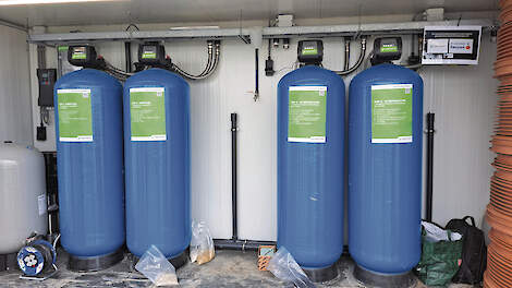 Om een vergunning te krijgen voor ondergrondse wateropslag is een afdoende filtersysteem nodig, zoals hier met zand- en koolstoffilters.