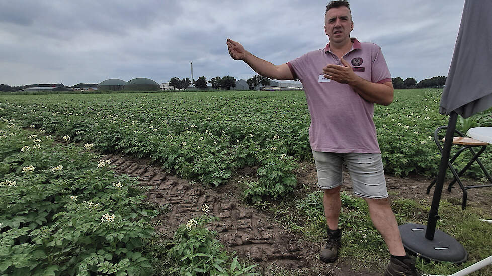 Ron Peters licht zijn proef met slow-release meststof toe. Hij doet al acht jaar mee in de proeftuin, waarbij hij onder andere proeven deed met bankerfields en bloemenranden.