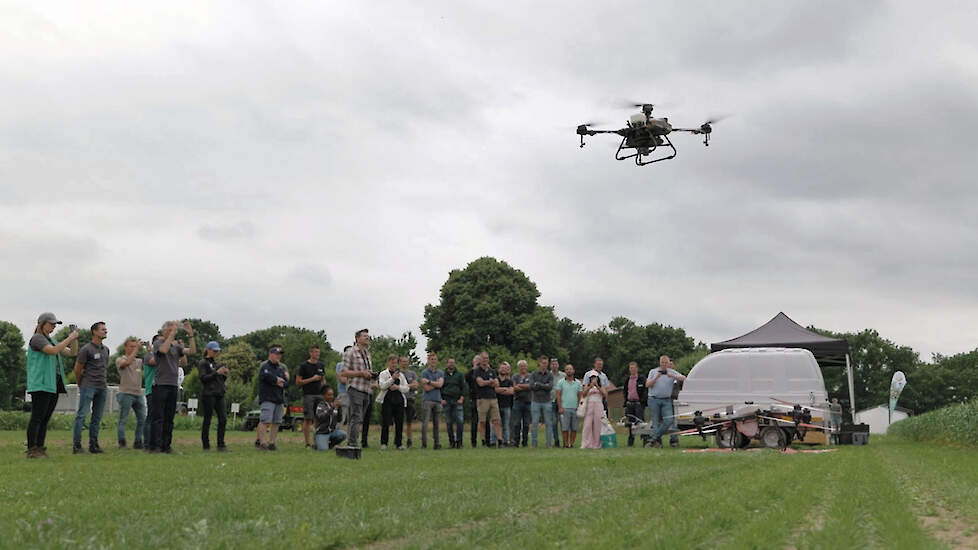 Leks Bolderdijk van AB Drone: „Laatst heb ik met deze drone in zomertarwe 40 hectare op een dag kunnen zaaien.”