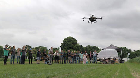Leks Bolderdijk van AB Drone: „Laatst heb ik met deze drone in zomertarwe 40 hectare op een dag kunnen zaaien.”