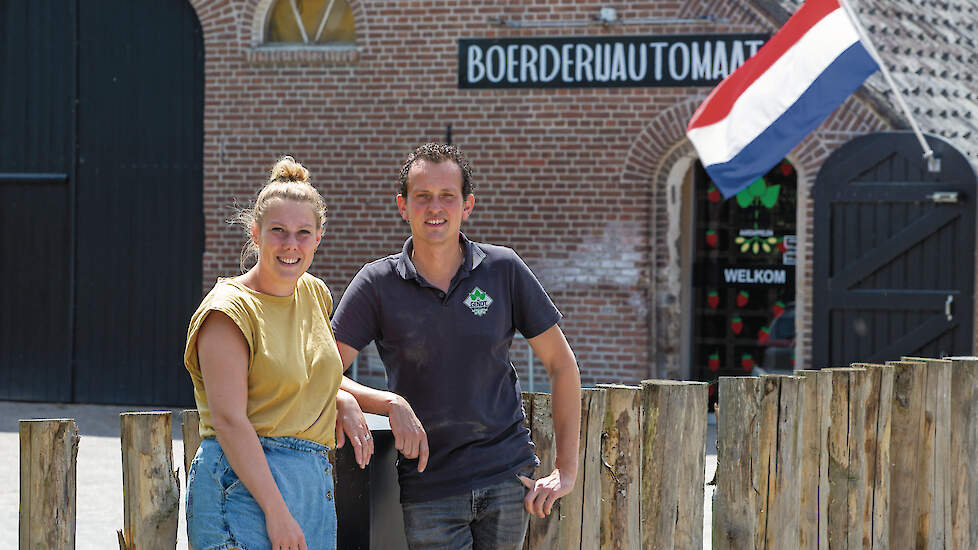 De boerderijautomaat van Pien Kruijs en Koen van Gendt in Bemmel is zeven dagen per week geopend. Naast eigen geteelde aardappelen en uien wordt onder meer ook fruit verkocht.